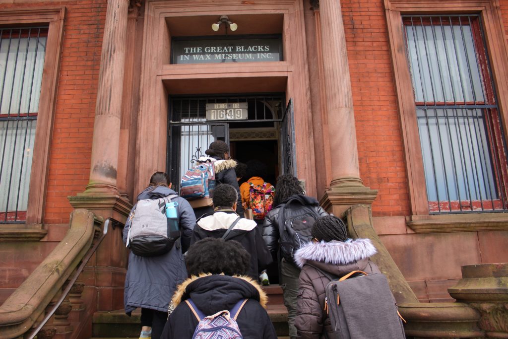 Students entering the museum